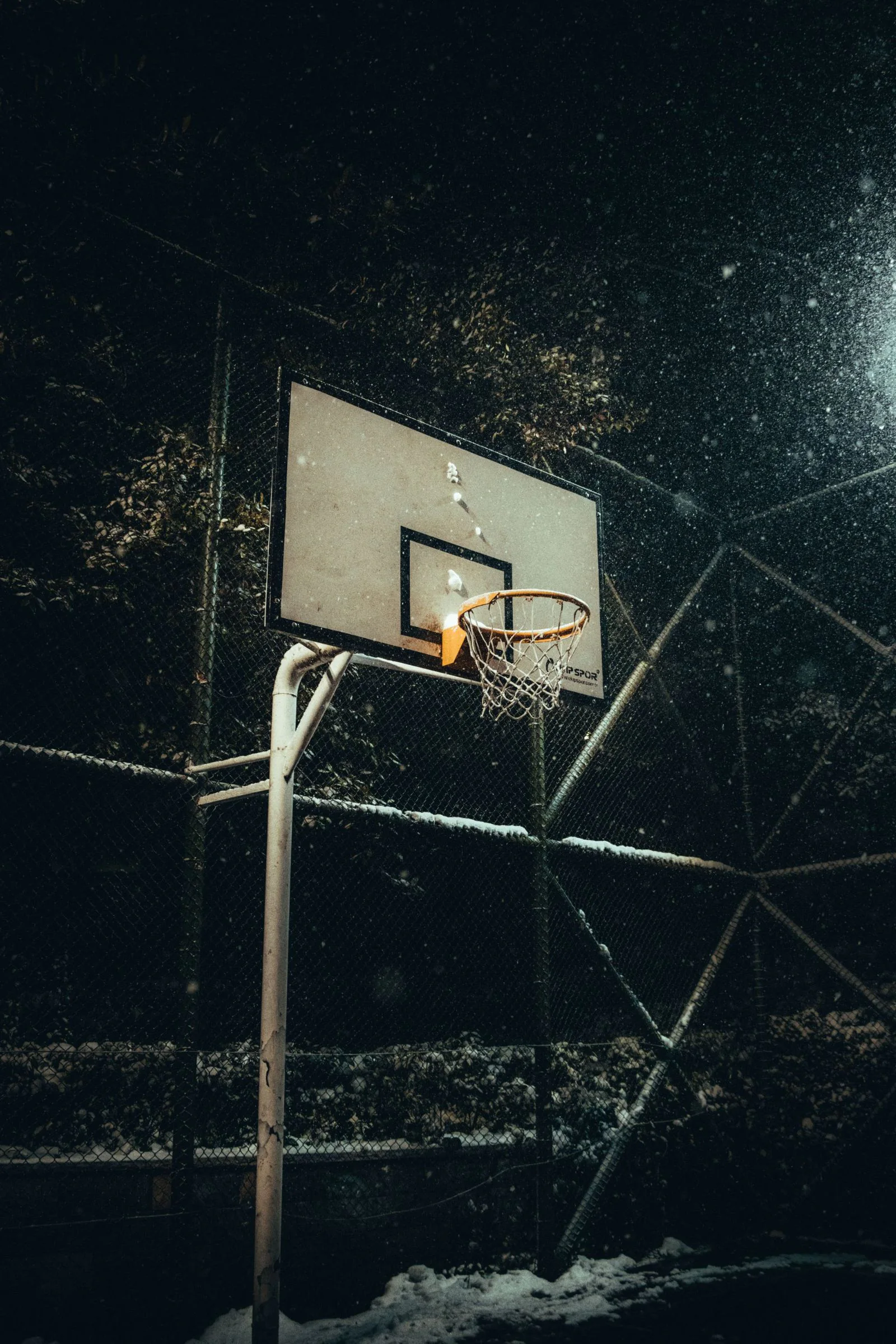 Cancha de baloncesto iluminada de noche