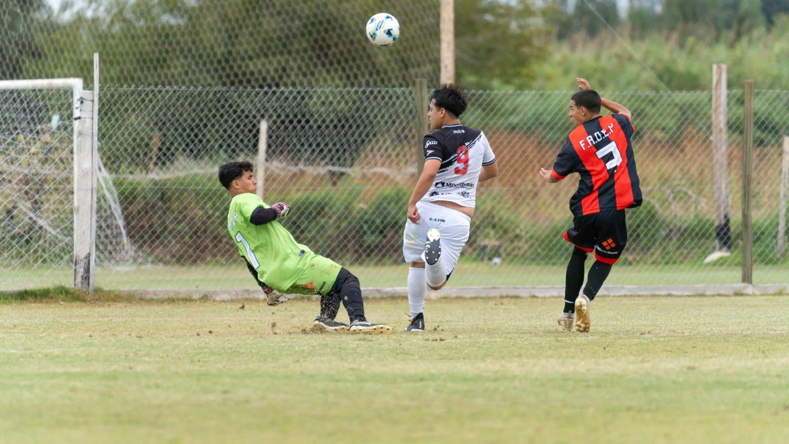 Jugada de área en un partido de fútbol amateur