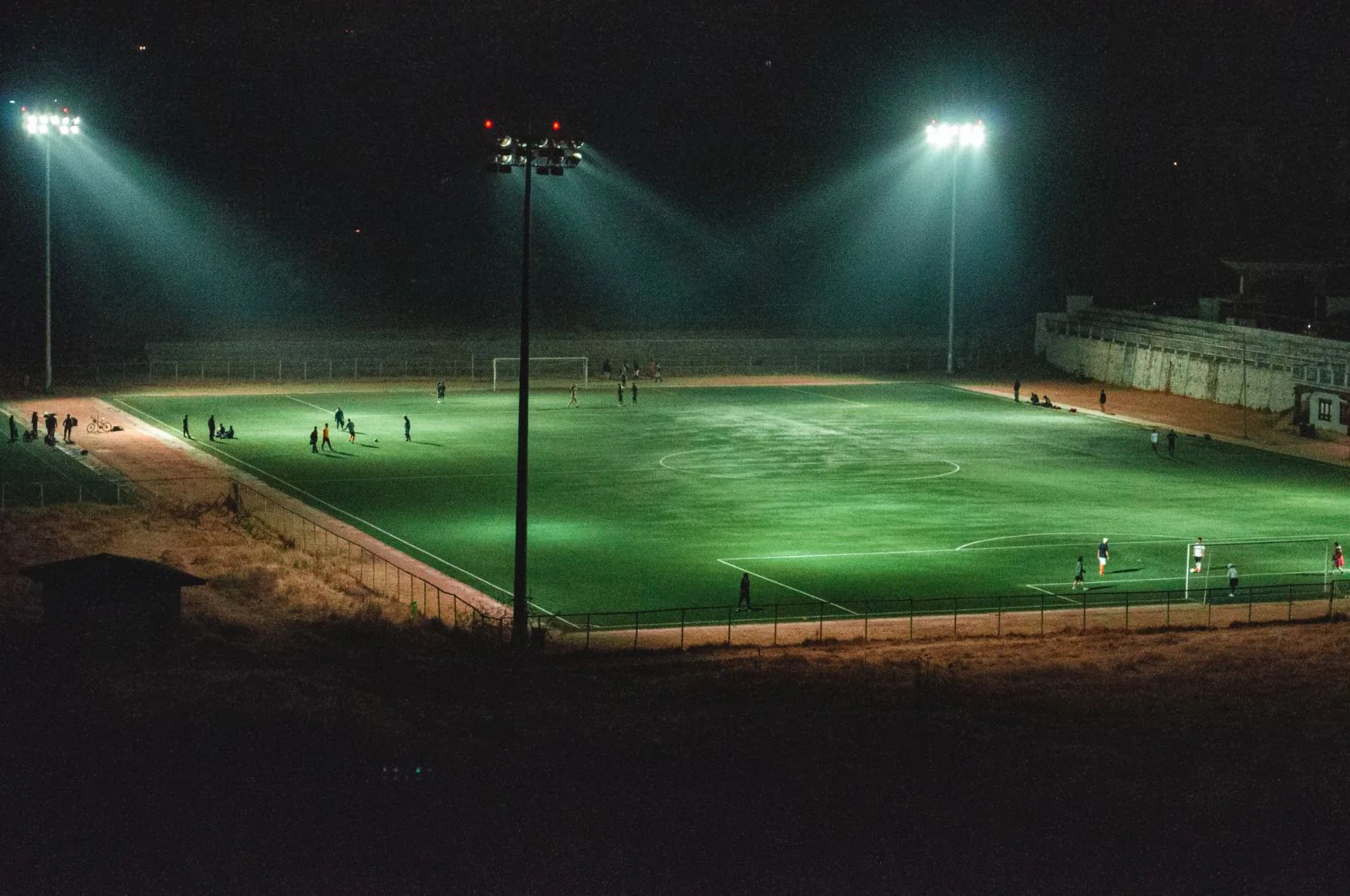 Cancha de fútbol iluminada de noche